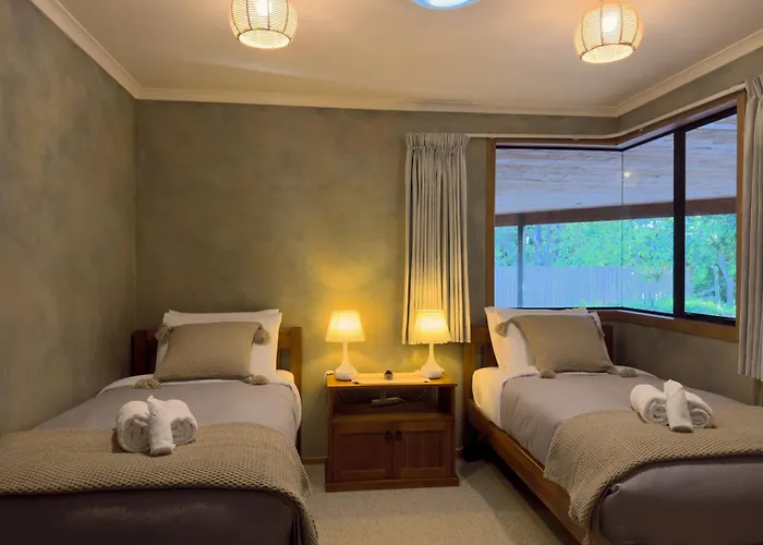Hébergement de vacances Stillwater - Lakefront Estate With Two Dwellings Pools Sups - Sleeps 16 Rotorua