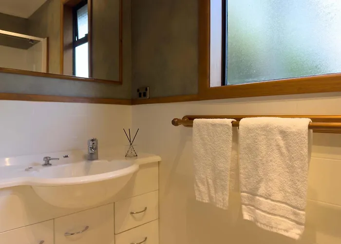 Hébergement de vacances Stillwater - Lakefront Estate With Two Dwellings Pools Sups - Sleeps 16 *