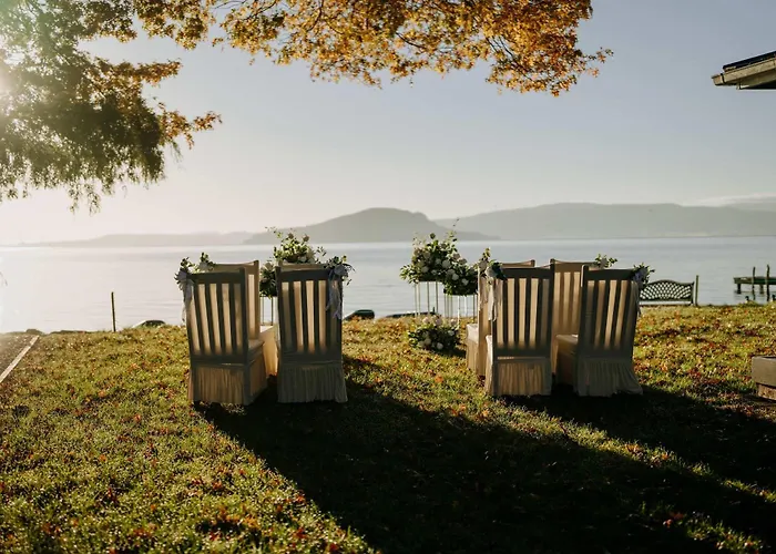 Hébergement de vacances Stillwater - Lakefront Estate With Two Dwellings Pools Sups - Sleeps 16 Rotorua