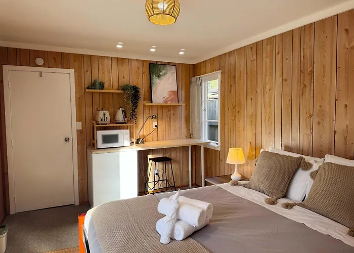 Hébergement de vacances Stillwater - Lakefront Estate With Two Dwellings Pools Sups - Sleeps 16 Rotorua